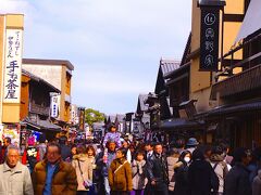 お参りを終え、おはらい町[https://ise-oharaimachi.com/]通りを歩きます。
すごい賑わいです。

街並みは再開発で統一感を出したそうですが、お伊勢参りからの流れでこの雰囲気はいいですね。