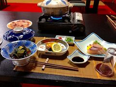 本日の宿泊は海月[https://www.kaigetsu.co.jp/]に宿泊します。駅から歩いて5分ほどです。
１泊2食付きということで食事は部屋でいただきました。
魚づくし（ぶりが多かったかな）で量が結構あります。美味しくいただきました。