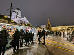 ヘルシンキ大聖堂前のヘルシンキ元老院広場ではクリスマスマーケットが開催されています。
