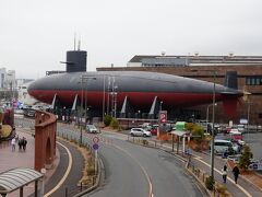 てつのくじら館に行きます。本物の潜水艦が街中に置かれている風景はインパクトありすぎです。

ゆうしお型潜水艦の「あきしお」