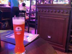 タイ旅行最後の夜なので、美味しいビールで締めよう。前から行きたかったOld German Beer House Soi 11へ。

まずは店員オススメのドイツビール。味が濃厚で美味い。
