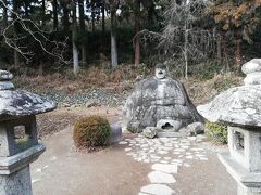 春宮の近くにある。岡本太郎が絶賛したこの石仏。
このモアイ像に似ている変わった石仏が作られたのが1660年（江戸時代）だなんて。