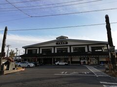 さて下諏訪駅に歩いて戻ってきました。
諏訪大社がパワースポットと言われている理由がわかる気がする。
空気と水が綺麗で身も心も引き締まる感じ。
御朱印は集めていないが、ネットで見たら字が威厳があって流石なので集めたくなる気持ちもわかる。

さっきは高速バスで来たから駅は初めて。
電車で1駅、宿のある上諏訪駅へ。