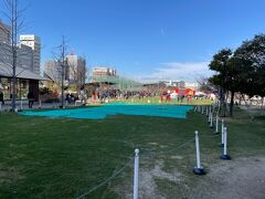 天王寺公園に入ると芝生の広場が広がります。これが「てんしば」です。寒い日でしたが、結構、賑わっていました