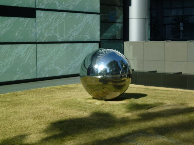 ■ 名古屋インターシティビル<br />球体のモニュメント