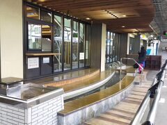 二日目に湯本に泊まり会三日目は小名浜に泊まり 4日目にまた元に戻ってきて泊まりました
毎回来るたびに駅の足湯に浸かりました