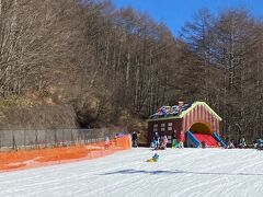 シャトレーゼスキーバレー野辺山のキッズパーク
少し、狭いかもですが雪デビューの方はちょうど良いかも。