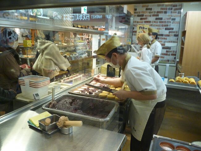 ■ 御座候<br />赤を4個買った。