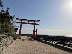 鳥居に到着。空と海と洗濯板を背景に真っ赤な鳥居がコラボ。