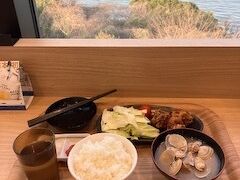 朝定食をいただきます。
朝定食なのに唐揚げで少々重い
