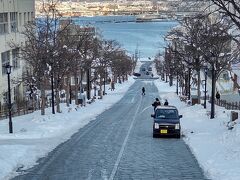 チャーミーグリーンの坂と呼ばれている八幡坂。
写真撮影の方がたくさんいらっしゃいました。