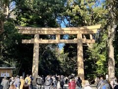 明治神宮に初詣にやってきました。
明治天皇と昭憲天皇を御祀りする神社です。