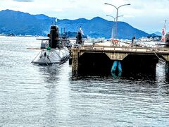 潜水艦の基地。潜水艦の基地は中に入ることができないので、桟橋の外から眺めるだけだが、とても人気がある場所なので、多くの人が潜水艦を見に来ている。