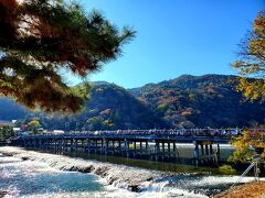 軽くお昼ごはんを食べて、渡月橋が見えるベンチで一休み！！
お天気よくて良かったーーー♡