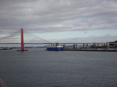 また船内放送。
今度は名港西大橋をくぐるそうだ。

名港西大橋は「名港トリトン」と呼ばれる、伊勢湾岸自動車道の３つある橋のうちのひとつだ。