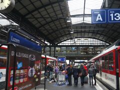 ツェルマットから電車でゴールデンパスラインの景色を見ながらチューリッヒへ向かう途中、ルツェルンで下車しました。今回の旅行では事前にスイスパスを購入し、トーマスクックの鉄道時刻表で電車の運行時間を確認し、大体の滞在時間を決めました。