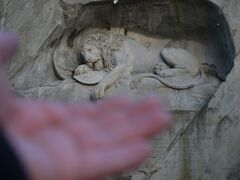ライオン記念碑の前では観光客がそれをバックにして記念撮影をしていたので、撮影が終わるまで順番待ちをしていました。ツェルマットでマッターホルンの写真を撮った時と同じような撮り方で手乗りライオンの写真を撮りました。