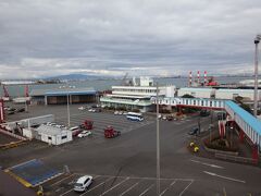 名古屋港に着いた。
白い建物がフェリーターミナル。
