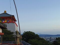 海と寺と月