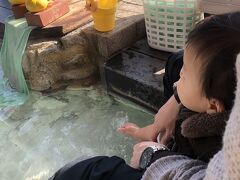 移動して、霧島温泉市場へ。
お土産が沢山でショッピングが楽しめますが、なんといってもこの足湯。

そして足湯のすぐ側で販売されている温泉卵に温泉まんじゅう、ふかし芋に肉まんその他諸々の温泉グルメ！
温泉地ならではのラインナップに、俄然気分が高まります。