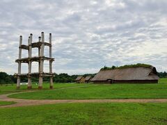 左に大型掘立柱建物　右に大型竪穴式建物
この２つの建物の組み合わせが正に三内丸山遺跡
という感じの風景ですよね～