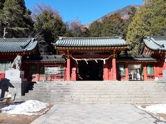 二荒山神社中宮祠の拝殿に向かってみます。
