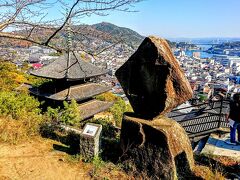 中村憲吉居宅から降りていくと階段の踊り場のようなところに差し掛かる。