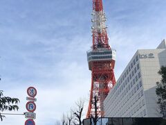 　駅からは見えなかったけれど、ここまで来ると見えてきました。「東京タワー」
上ったのはいつだったかしら？高校の修学旅行の時？何十年前のこと？