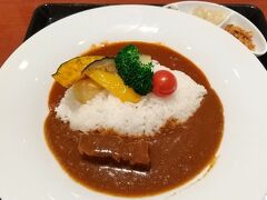 沖縄に行ってきました。
まずは羽田空港で腹ごしらえ。カレーをいただきました。