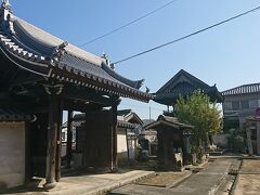 こちらは善勝寺。おおもとは天平文化が花咲く奈良時代、729年から749年に創建されたと言われる由緒ある寺院だ。現在の本堂は１７世紀に作られたものだが、立派な山門や常明堂という小さなお堂もある。