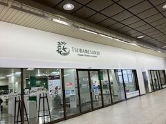 ところで燕市と言えば銀食器や刃物の生産が有名ですね。燕三条駅構内の「燕三条Wing」ではこれらの品々を見て買うことができます。