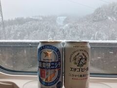 帰路は呑み鉄。雪景色を眺めながら地元のビールで乾杯。鉄道の旅の特権ですね。時々床下からボコボコ音がしますが、これはスプリンクラーの水が当たっているのでしょうか？

 