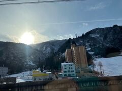 越後湯沢まで来るとだいぶ雪は少なくなり太陽が顔を見せました。