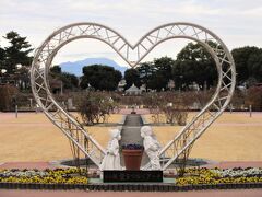 敷島公園ばら園（群馬県前橋市）

世界の600種類、7000株のバラがあって、春と秋にはばら祭りが開催されます。
背景の山は、榛名山（はるなさん）です。
