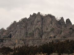 岩櫃山（いわびつやま）（群馬県吾妻郡東吾妻町）

標高802.6m。南面は約200mの絶壁です。
右手の中腹に、真田氏ゆかりの岩櫃城跡があります。続日本10名城に選ばれています。