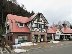 道の駅 草津運動茶屋公園（群馬県吾妻郡草津町）

草津温泉街に入る直前にあって、行きに必ず立ち寄ります。
この山小屋風の建物は観光案内所です。