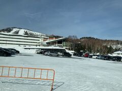 名古屋からは東名高速→中央自動車道→長野自動車道→上信越自動車道信州中野インターで降り国道292号で志賀高原。早くて約4時間ほどですが、今回はおチビちゃん一家と二台で休憩しながら5時間で到着。志賀高原入口から奥志賀高原まではさらに30分くらい登ります。いつもは入り口でチェーンを巻きますが、今年は雪が少なくなんとかスタッドレスだけで行けそうです。
途中焼額山のプリンスホテルを通過　