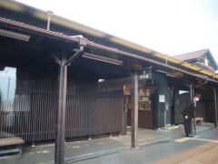 豊後森駅に停車しました。
黒のモダンな駅舎です。