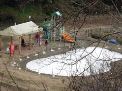 ラディアン花の丘公園へ

天気が回復が見込めないので、近くの公園に足を延ばした。
ふわふわドームなど遊具もある。
