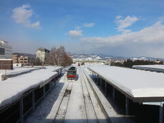 雪化粧の山や原野、所々の町を通過して富良野駅に到着です。当日の天気予報はくもり時々雪でしたが、この時は晴れており大雪山を見ることができるのでは、と期待が膨らみます。