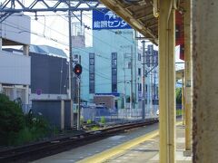 下りに乗って時計にネコ耳が付いてる駅へ