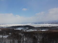 新富良野プリンスホテルから富良野・美瑛方面の眺めです。この後天気は急変し吹雪となりました。スキー場に隣接するホテルは外国人スキー客で混雑していました。