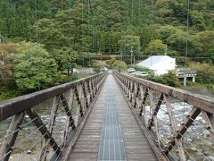 　箒川にかかる七ツ岩吊り橋。