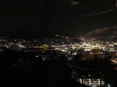 ロープウェイの車窓から、最後まで夜景を楽しみます。

この後、麓の淵神社駅そばの「ロープウェイ前バス停」から長崎駅まで路線バスで帰りました。
本日はここまでです。