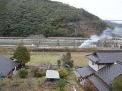 行波（ゆかば）駅

車内アナウンスで、ここで行われる岩国行波の神舞（いわくにゆかばのかんまい）が国の重要無形民俗文化財に指定されているとありました。

すると錦川の河原に人が集まっているのが見えました。