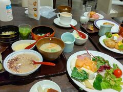 毎日お世話になった日航奈良ホテルの朝食。とても種類が多くて良かったです。毎日、柿の葉寿司を1切れいただきました。