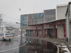 送迎バスは青森屋からわずか２分で三沢駅へ到着です。
三沢駅の外観です。
