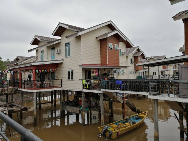 結構、しっかりした家が建っていたりする。水上に住むって、ある意味贅沢なことなのかもしれない。