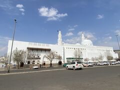 13:38

いよいよメディナのハラムエリアの観光です。
1つ目はキブラテーン・モスク。

当初キブラ（礼拝の方角）はエルサレムの方向だったのですが、ムハンマドがキブラ変更の啓示を受けて、メッカのカアバ神殿に変更しました。
このモスクはエルサレム、メッカの2つのキブラを持つモスクでしたが、1987年の再建時にメッカ側だけになりました。
名前は今でも「2つのキブラ」＝キブラテーンとなっています。