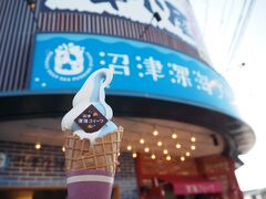 静岡は寒くなかったので、こちらのお店「深海プリン工房」のソフトクリームを買って食べました
さっぱりしてて美味しかった☆